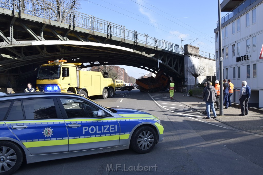 LKW blieb unter Bruecke haengen Koeln Deutz Deutz Muelheimerstr P001.JPG - Miklos Laubert